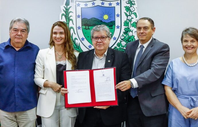 João Azevêdo autoriza lançamento de edital de apoio aos clubes de futebol da Paraíba