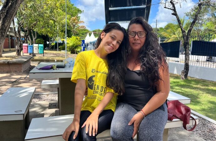 Filha se inscreve no Enem para apoiar mãe que faz o exame pela primeira vez