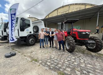 Murilo Galdino entrega equipamentos agrícolas para Lagoa de Roça e Baía da Traição
