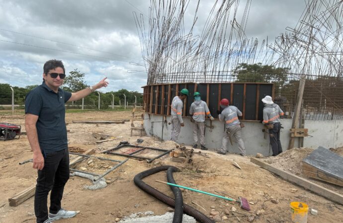 Murilo Galdino constata avanço na retomada das obras da Adutora do Pajeú