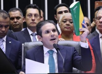 Hugo Motta é eleito presidente da Câmara dos Deputados e cita Ulysses Guimarães em vários trechos do discurso
