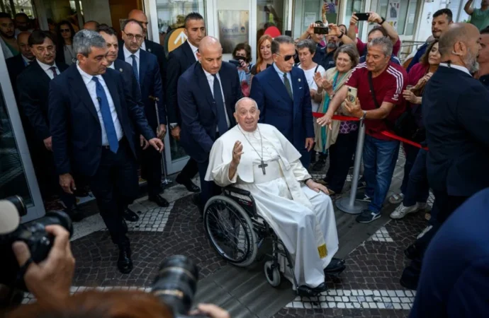 Papa tem alta médica após mais de um mês internado