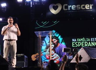 Crescer: Juliano Cazarré testemunha para milhares de fiéis no encontro da Família Católica em Campina Grande