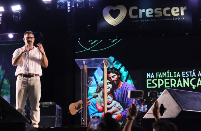 Crescer: Juliano Cazarré testemunha para milhares de fiéis no encontro da Família Católica em Campina Grande