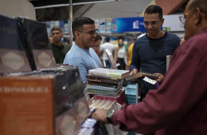 Feira do Livro da Consciência Cristã registra grande presença de público durante o evento