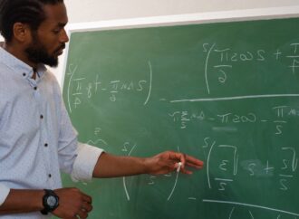 Governo prepara concurso com 2 mil vagas para professor e salários de R$ 6 mil