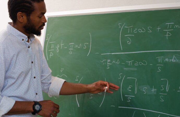 Governo prepara concurso com 2 mil vagas para professor e salários de R$ 6 mil