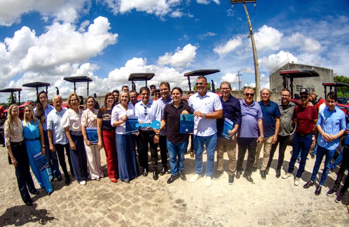 Murilo Galdino realiza entrega de maquinário à prefeituras e associações agrícolas junto à Codevasf