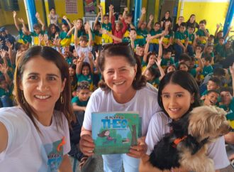 Estudante leva mensagem de amor à literatura e aos animais para escolas de Campina