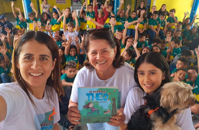 Estudante leva mensagem de amor à literatura e aos animais para escolas de Campina