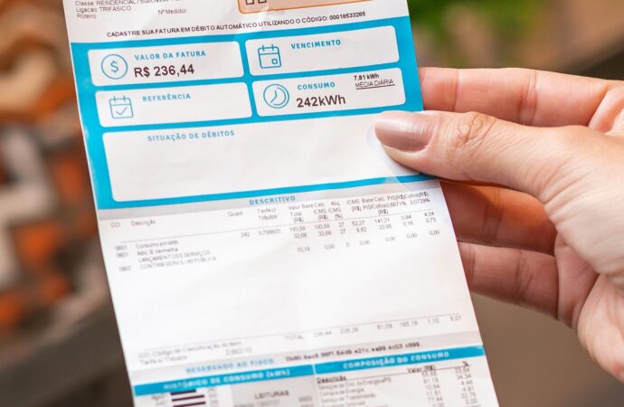 Conta de luz sofre reajuste; veja quanto cada categoria vai pagar a mais