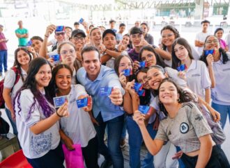 Lucas Ribeiro acompanha cadastro do Passe Livre em Campina Grande e reforça prioridade do governo na educação