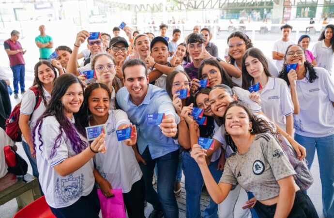 Lucas Ribeiro acompanha cadastro do Passe Livre em Campina Grande e reforça prioridade do governo na educação