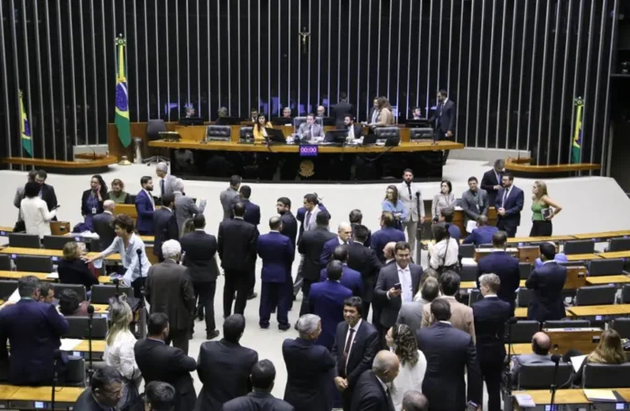 Desconto automático no INSS pode acabar: Câmara aprova urgência de projeto