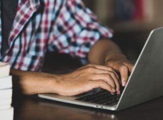 “Educação não é negócio”: entidades paraibanas celebram fim do EAD em cursos da Saúde e Direito