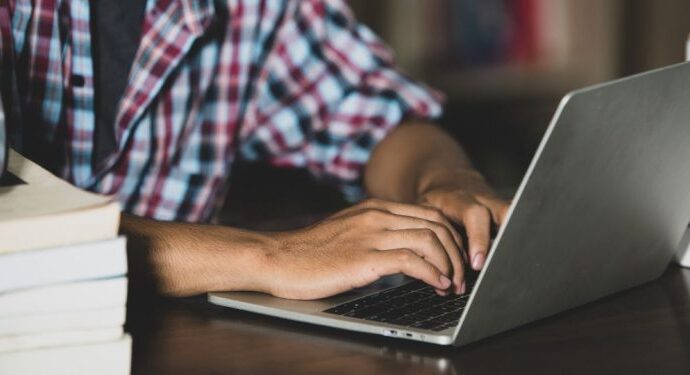“Educação não é negócio”: entidades paraibanas celebram fim do EAD em cursos da Saúde e Direito