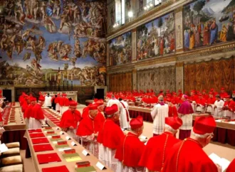 Conclave para escolher o novo Papa começou: Todos os olhos voltados para chaminé da Capela Sistina à espera da fumaça branca