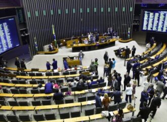 Câmara discute PEC que amplia proteção a parlamentares contra ações judiciais