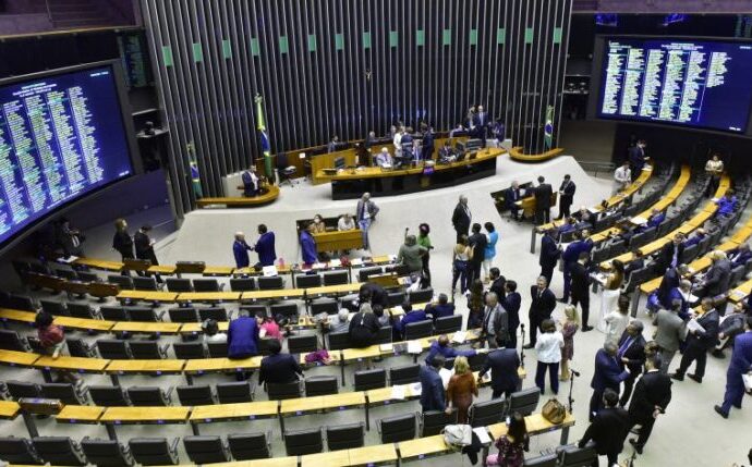 Câmara discute PEC que amplia proteção a parlamentares contra ações judiciais