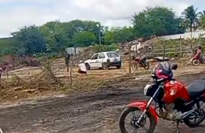 Cerca de 100 pessoas foram expulsas e tiveram casas demolidas em terreno no bairro do Tambor