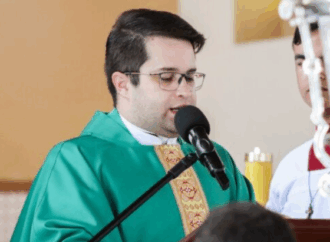 Padre acusado de intolerância religiosa recebe apoio de advogados