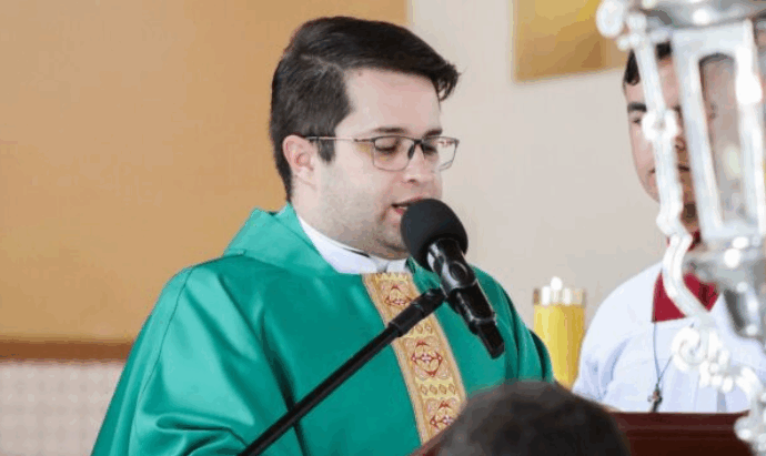 Padre acusado de intolerância religiosa recebe apoio de advogados