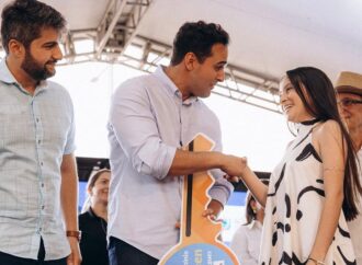 Em Esperança, Lucas Ribeiro reforça parcerias e entrega moradias a 100 famílias