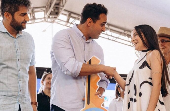 Em Esperança, Lucas Ribeiro reforça parcerias e entrega moradias a 100 famílias