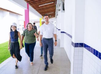 Lucas Ribeiro inspeciona obra do novo Caic em Campina Grande; escola será uma das entregas do aniversário da cidade