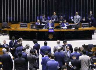 Câmara aprova projeto que amplia licença-paternidade e garante estabilidade no emprego