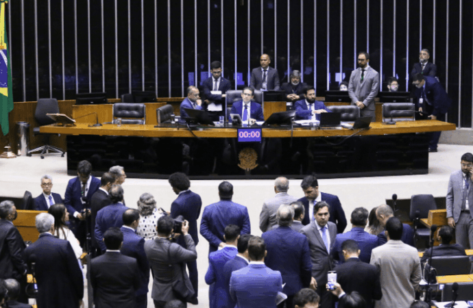 Câmara aprova projeto que amplia licença-paternidade e garante estabilidade no emprego