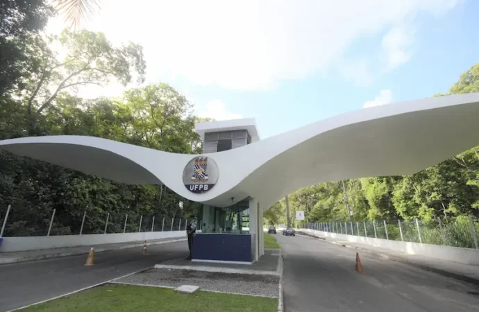UFPB abre concurso para professor com 32 vagas e salários de até R$ 14,2 mil