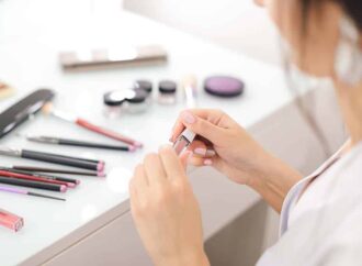 Uso exagerado de blush pode comprometer a maquiagem, alerta consultora de beleza