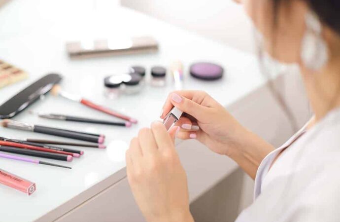 Uso exagerado de blush pode comprometer a maquiagem, alerta consultora de beleza