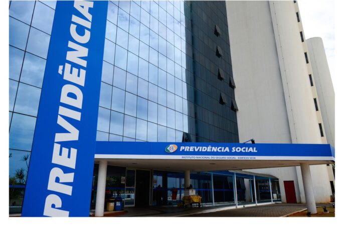 Nova idade mínima para aposentadoria passa a valer para trabalhadores e professores