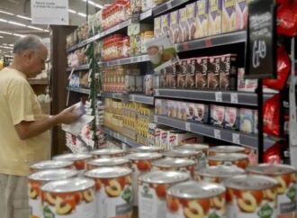 Inflação desacelera, mas fecha abril pressionada por alimentos