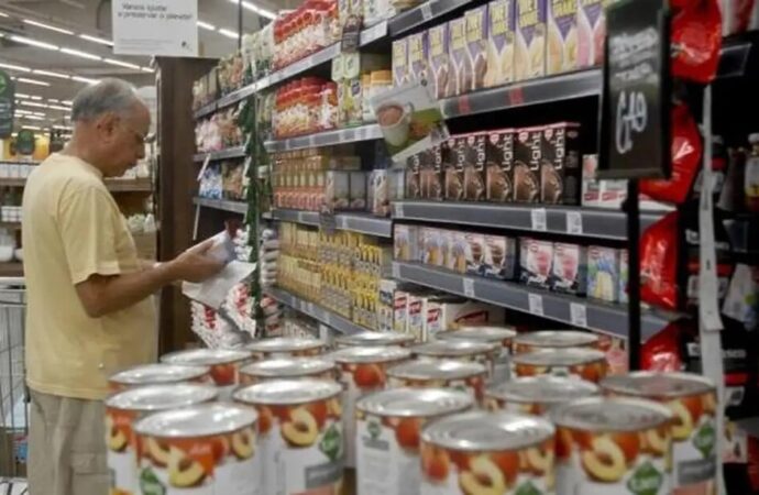 Inflação desacelera, mas fecha abril pressionada por alimentos