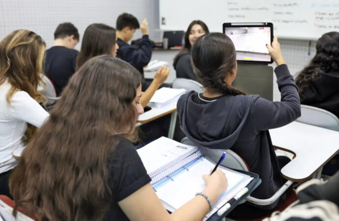 Professor orienta uso da IA como ferramenta de apoio à redação do Enem