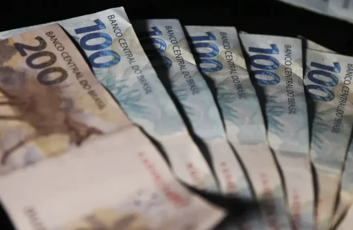 Governo propõe salário mínimo de R$ 1.717 em 2027