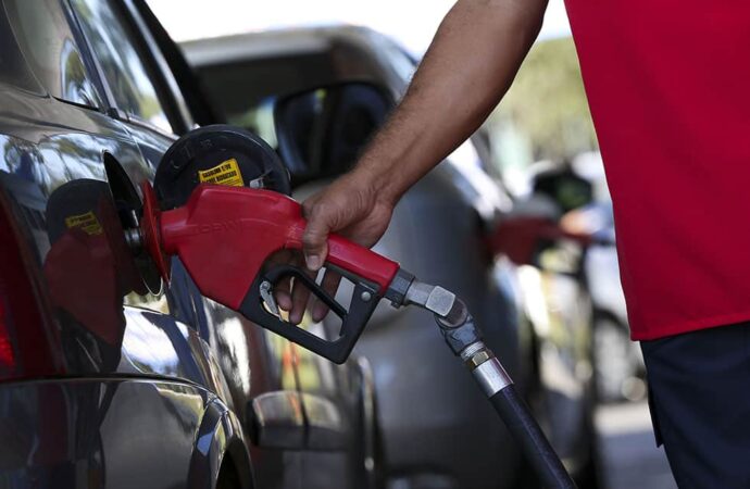Gasolina com 32% de etanol vai ser mais barata, diz ministro