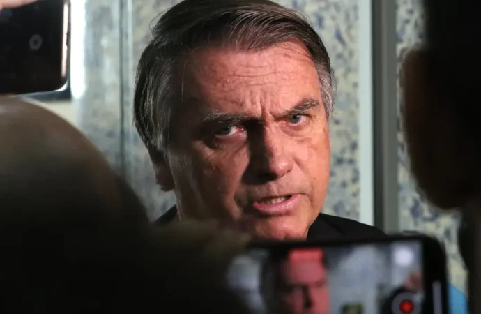 Moraes manda Exército destruir arsenal de Bolsonaro