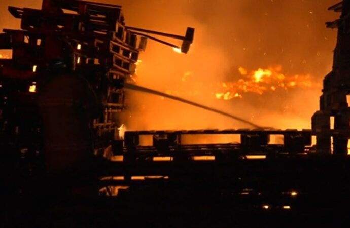 Depósito de pallets pega fogo na BR-101 em João Pessoa