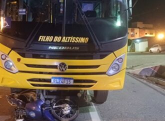 Idoso fica gravemente ferido em acidente entre moto e ônibus escolar, em Malta