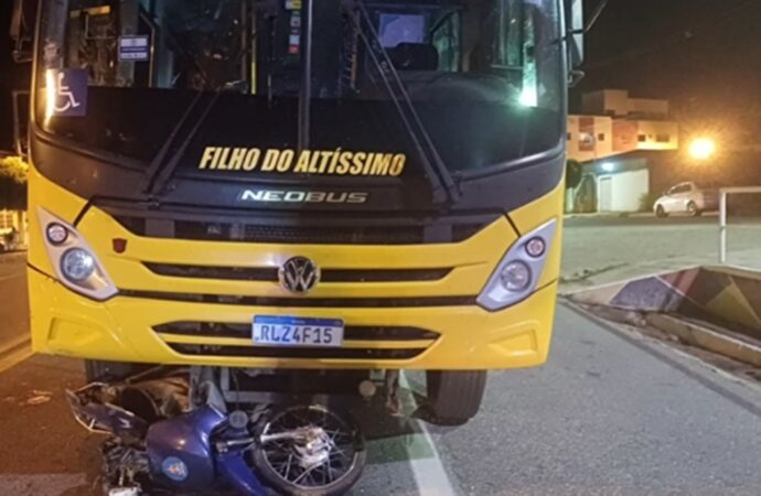 Idoso fica gravemente ferido em acidente entre moto e ônibus escolar, em Malta