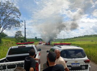 Rodovia no Brejo fica interditada após retroescavadeira pegar fogo