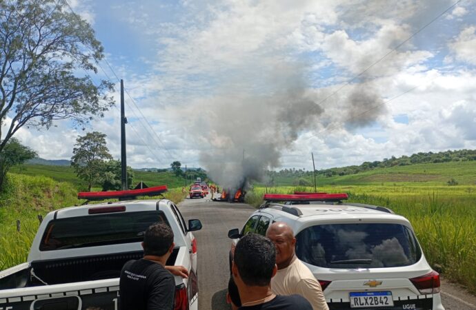 Rodovia no Brejo fica interditada após retroescavadeira pegar fogo