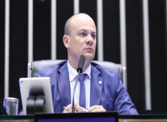 Líder da oposição reage à inclusão de Flávio Bolsonaro em investigação da PF sobre filme Dark Horse