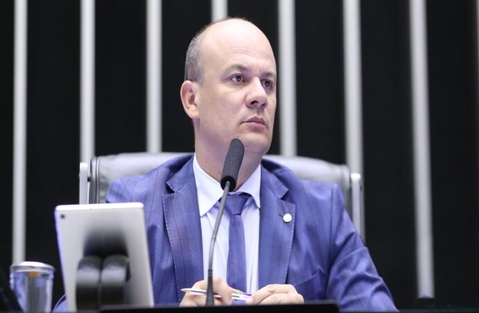 Líder da oposição reage à inclusão de Flávio Bolsonaro em investigação da PF sobre filme Dark Horse