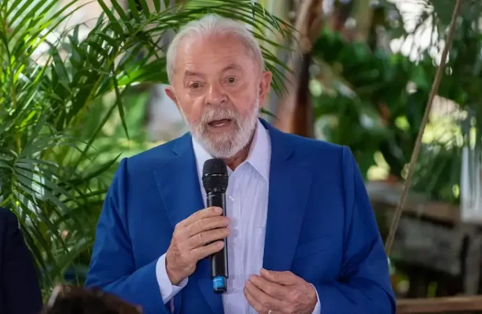 “É um caso de polícia”, diz Lula sobre relação entre Flávio e Vorcaro