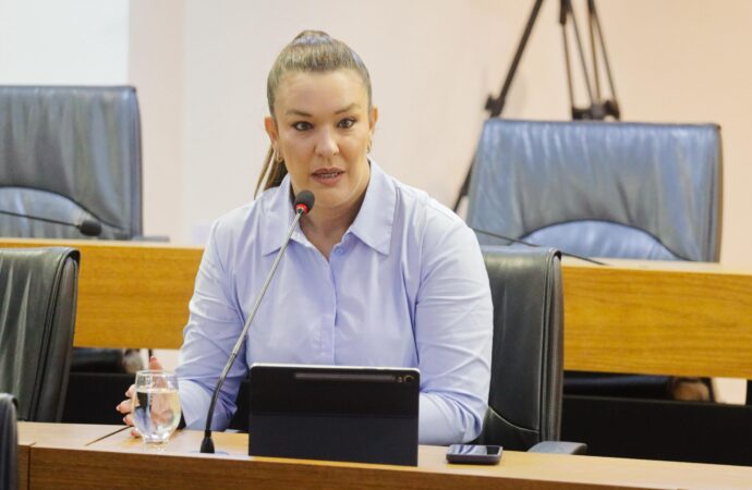 Assembleia aprova projeto de Camila Toscano que reforça segurança nas escolas da Paraíba